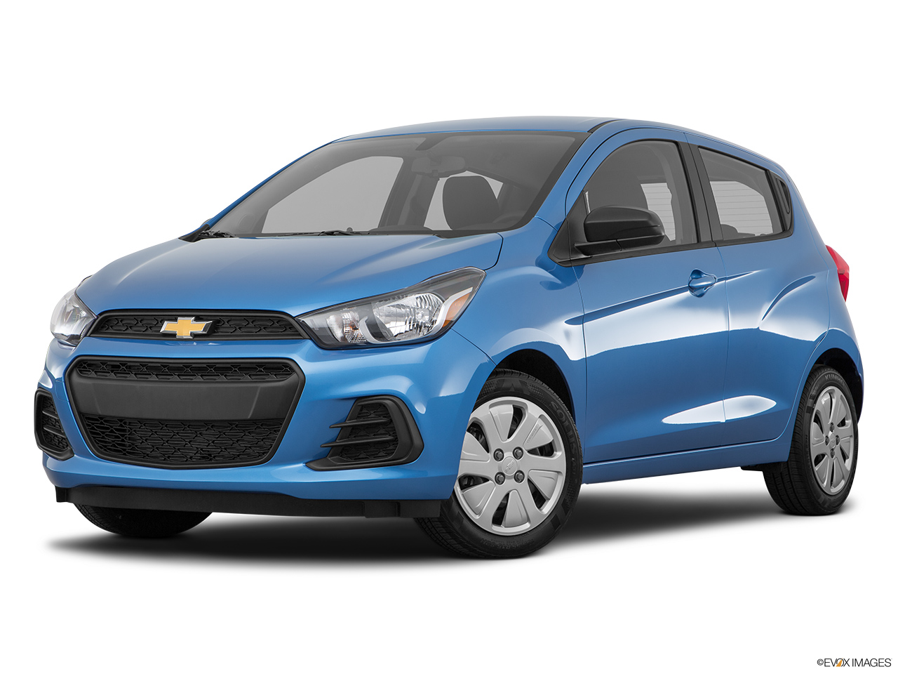 Chevrolet Spark на белом фоне